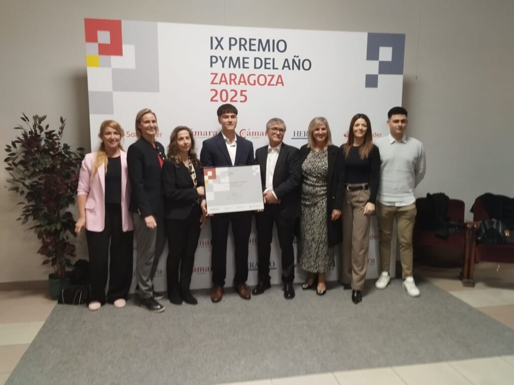 Equipo Querqus con el accesit de pyme sostenible del Banco Santander