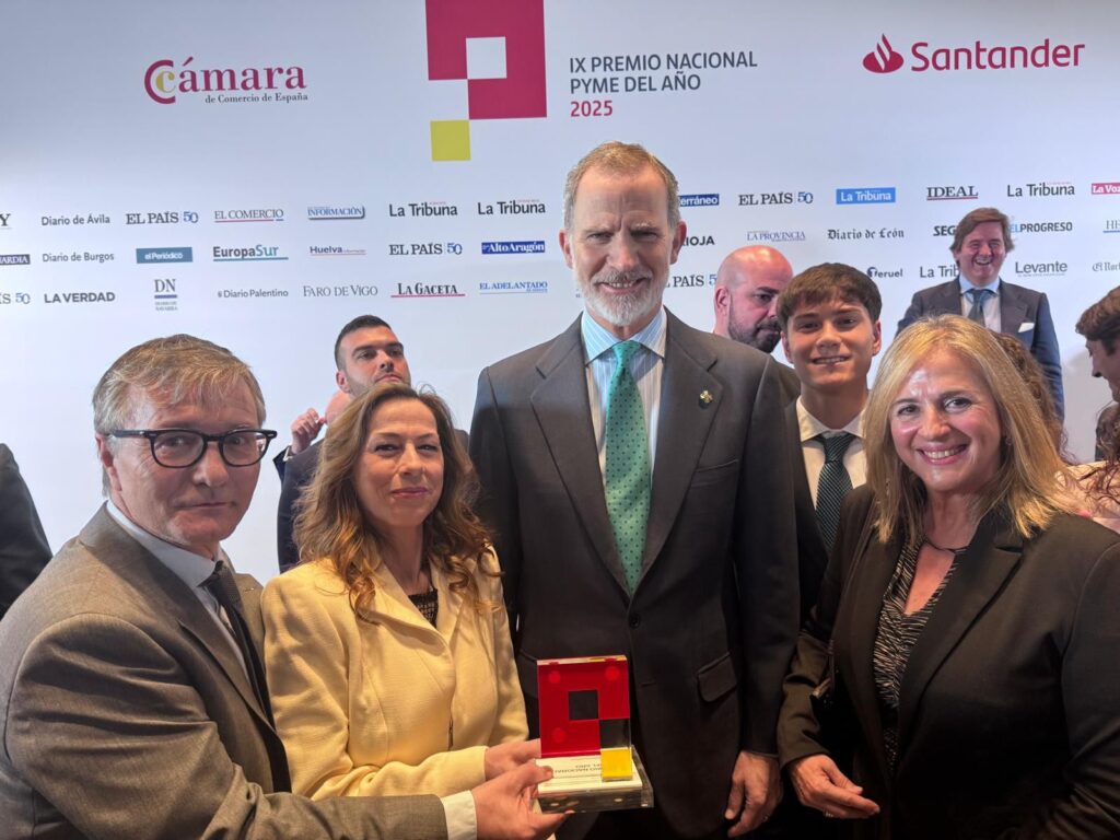 Su Majestad El Rey Felipe VI con los propietarios de Querqus y su directora general 